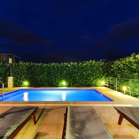 Six Bedroom Σπίτι διακοπών Vrsine
