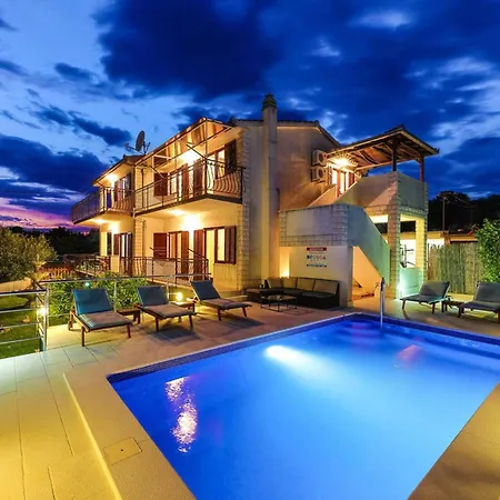 Σπίτι διακοπών Six Bedroom Vrsine