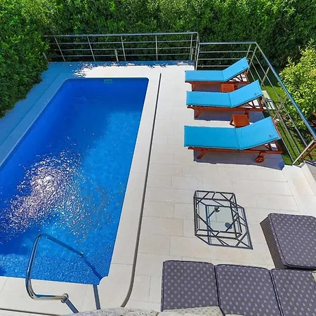 Six Bedroom *